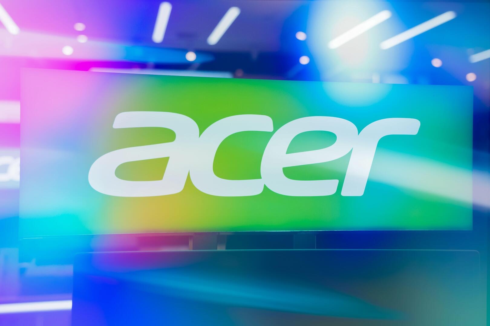 Acer تعلن عن "أقوى منافسي حواسب ماك بوك"