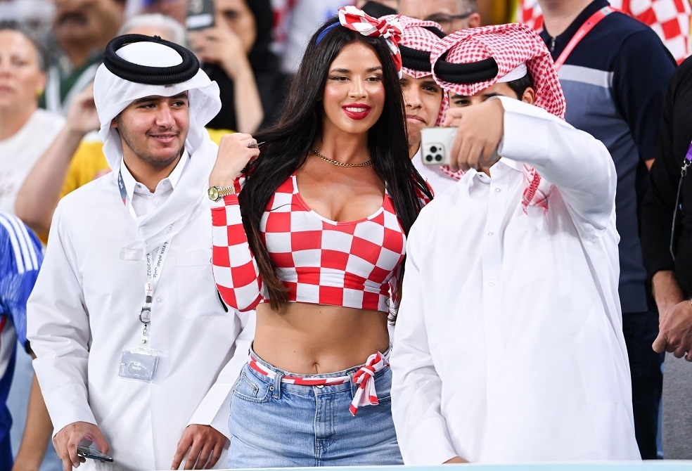 إطلالة مثيرة "للمشجعة الأكثر جاذبية" في مونديال قطر 2022 مع رئيس الفيفا.. (صور+ فيديو)