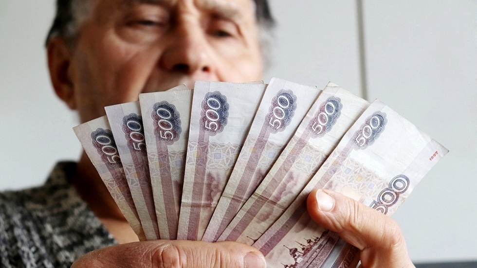 دراسة: نصف الروس يرون أن على الآباء عدم تقديم دعم مالي لأبنائهم البالغين