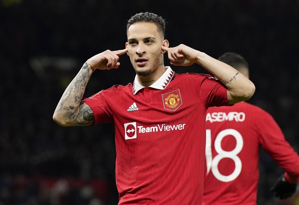لاعب مانشستر يونايتد "المنبوذ" يسخر من فريقه بعد الهزيمة في الدوري الأوروبي