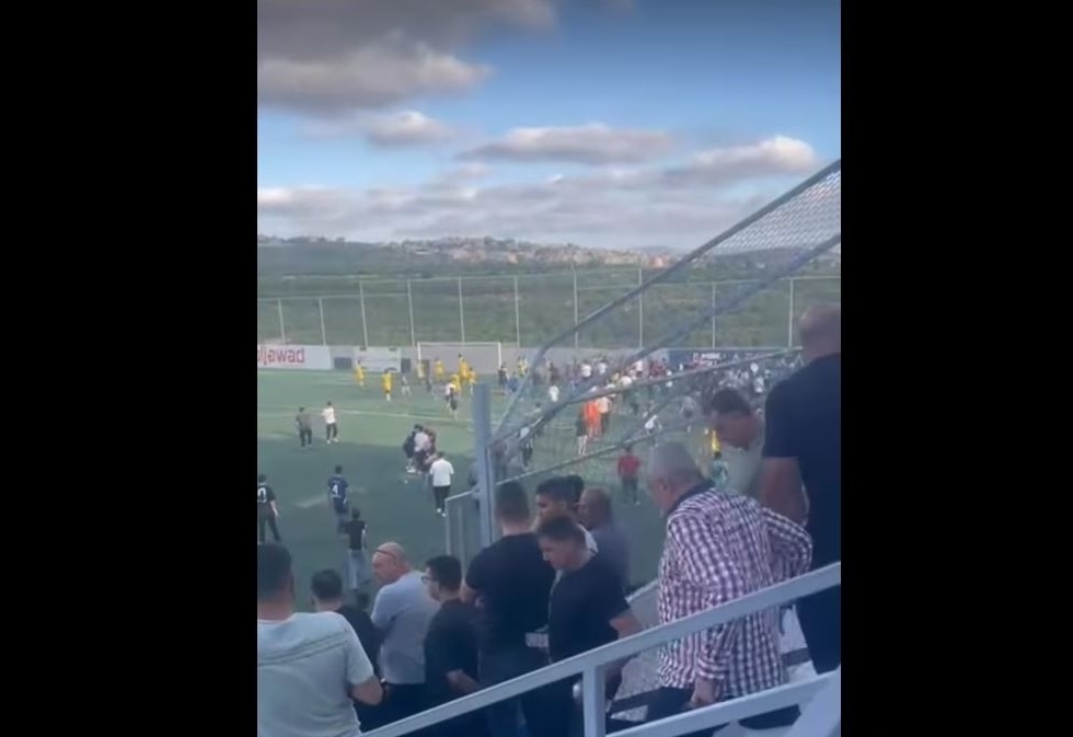 لبنان.. اعتداء بعض جماهير الرياضي العباسية على لاعبي البرج بالأسلحة البيضاء والهراوات (فيديو)