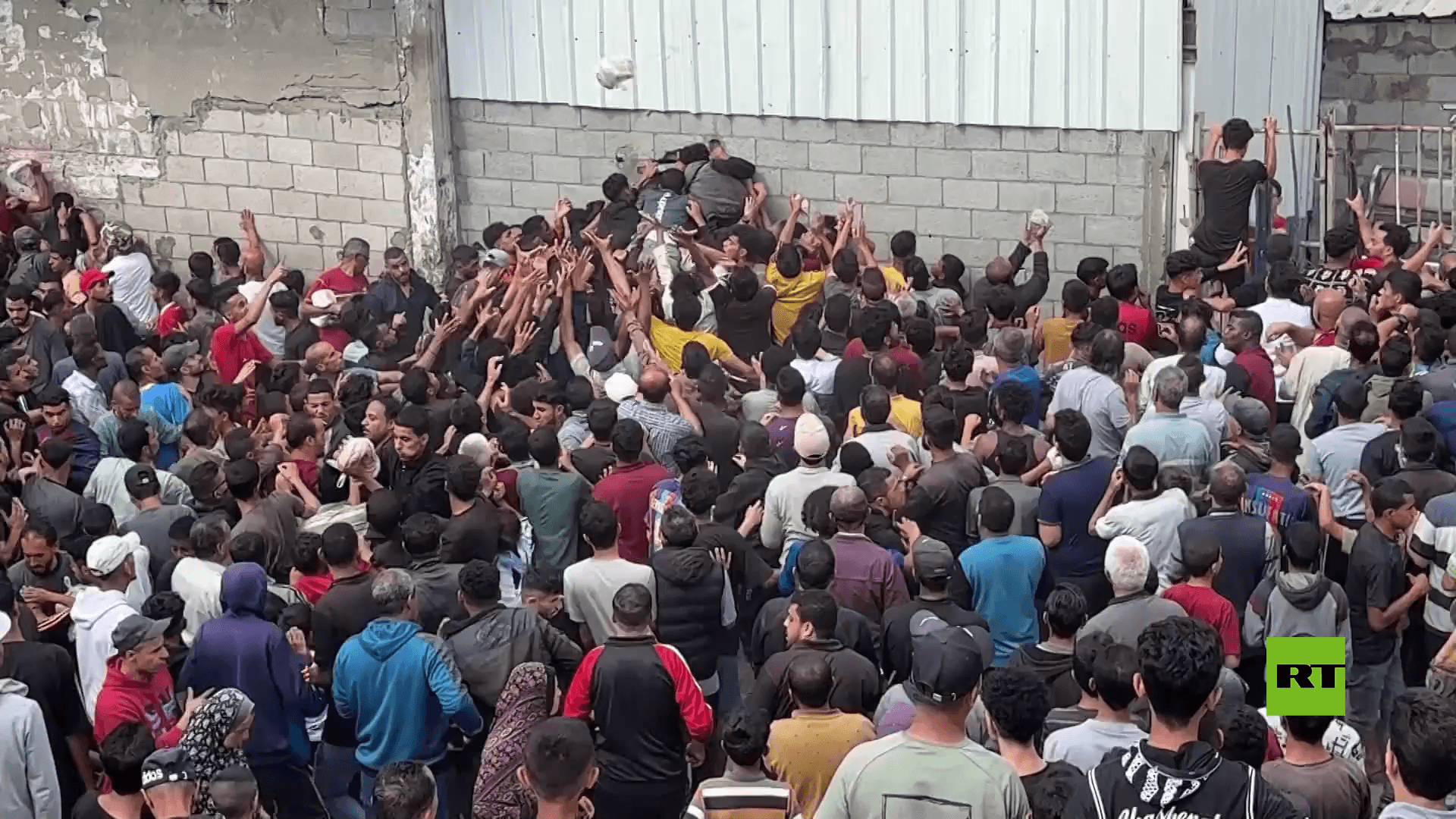 مشاهد مؤلمة لتدافع مئات الغزيين أمام مخبز في النصيرات في محاولات يائسة للحصول على الخبز