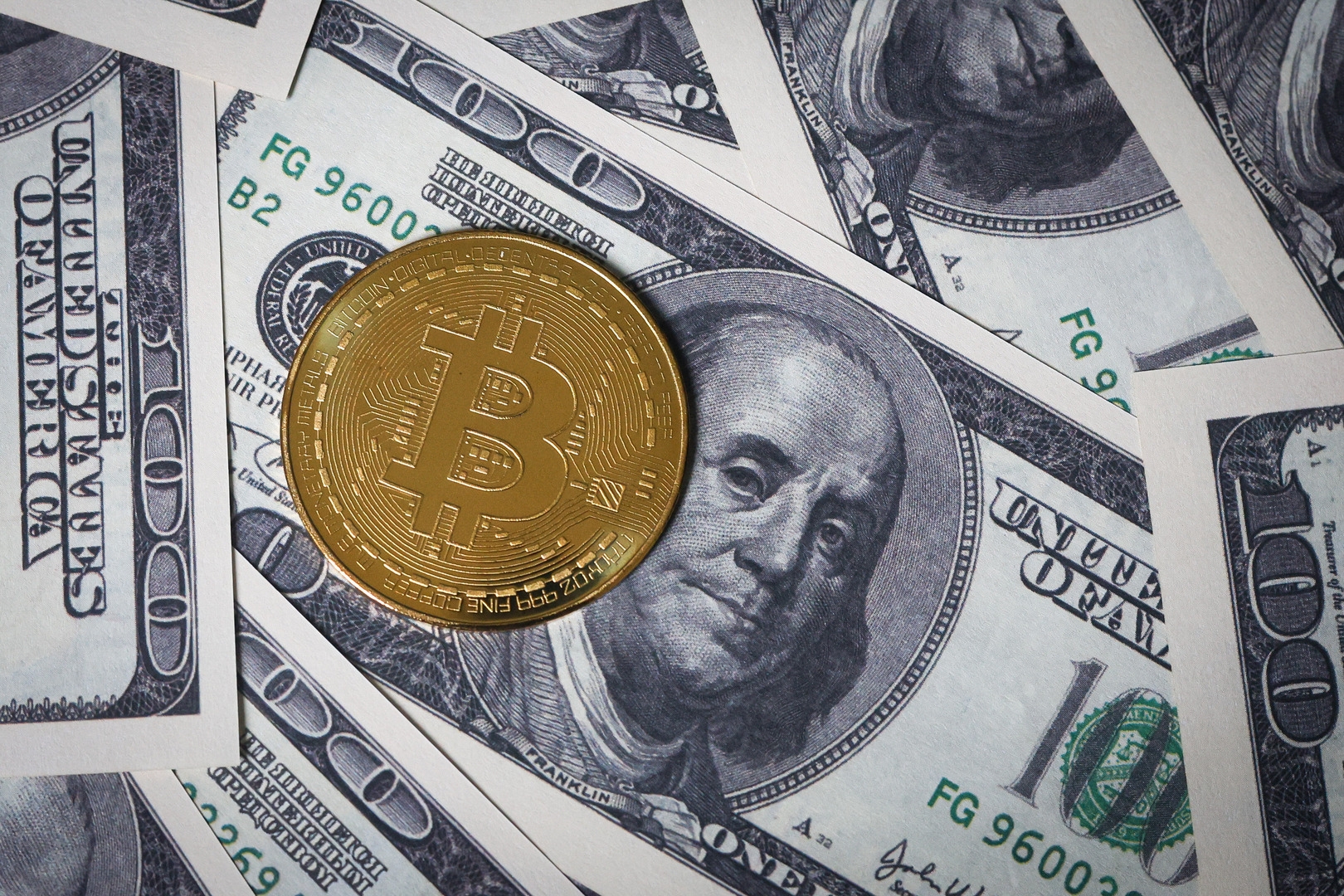 عملة البيتكوين تحقق أعلى مستوى تاريخي بتجاوزها الـ 111.9 ألف دولار مدفوعة بعوامل سياسية واقتصادية