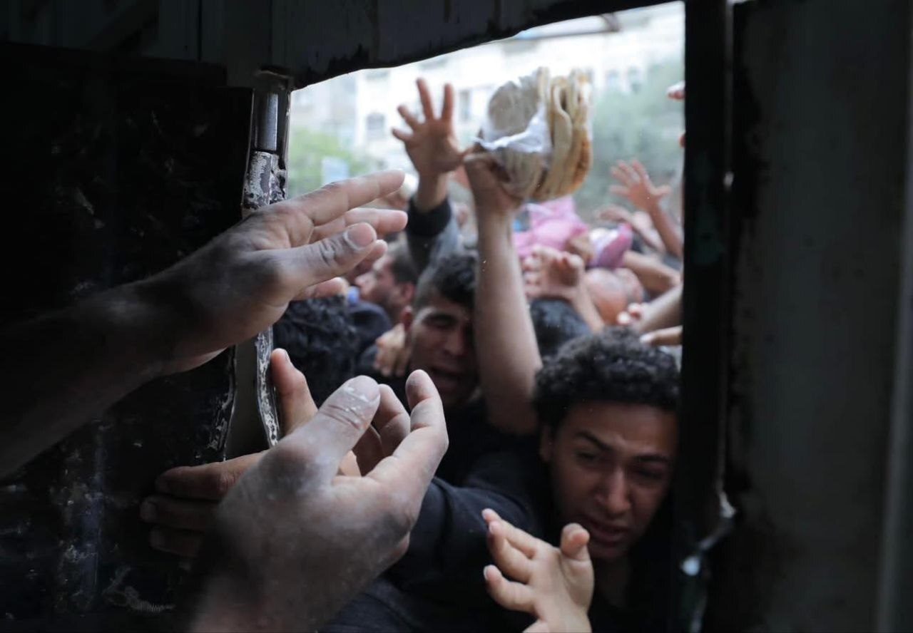 مشاهد مؤلمة لفلسطينين يتدافعون للحصول على الخبز في غزة (صور)
