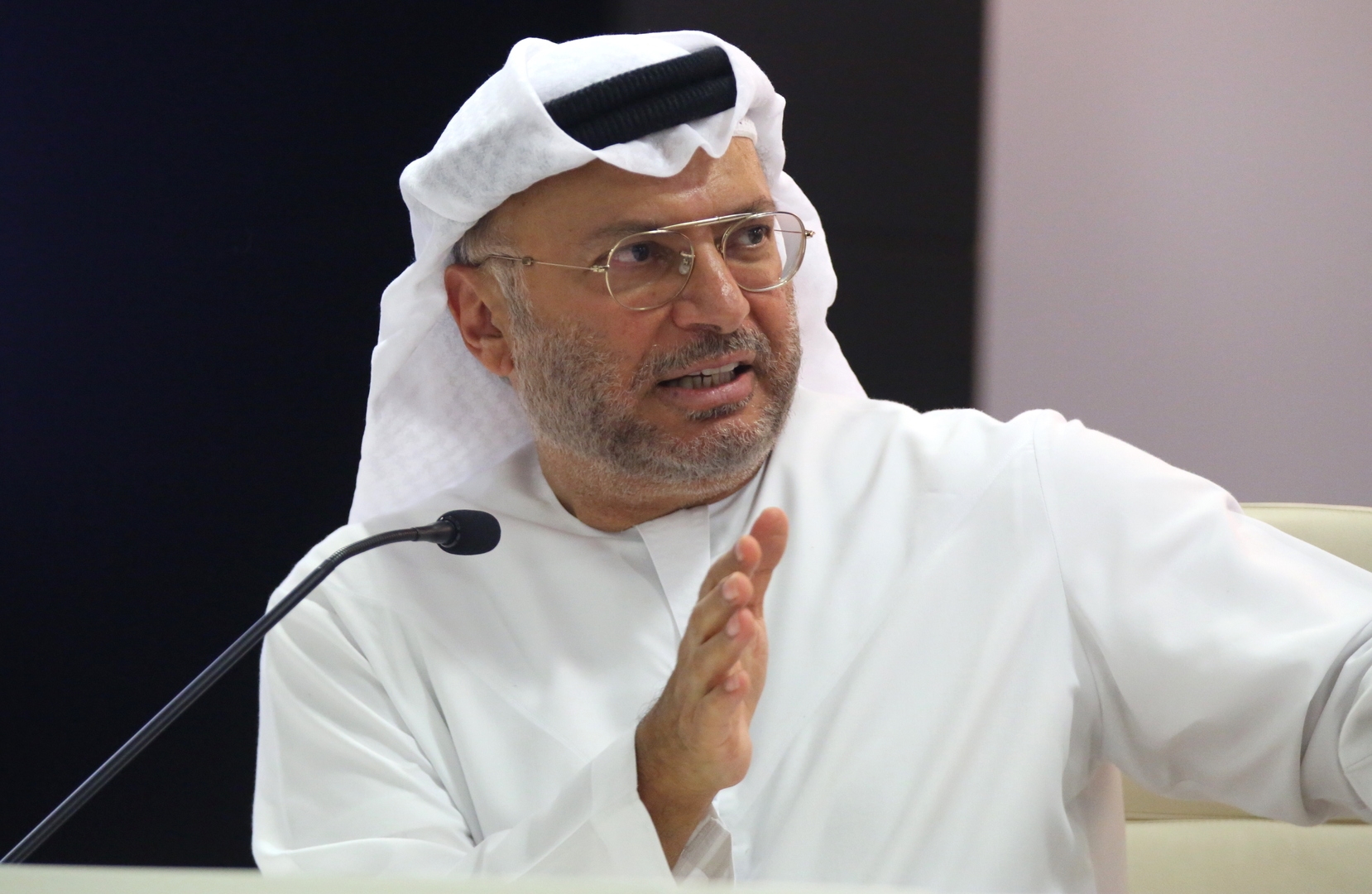 المستشار الرئاسي الإماراتي أنور قرقاش يعلق على العقوبات الأمريكية المفروضة على السودان