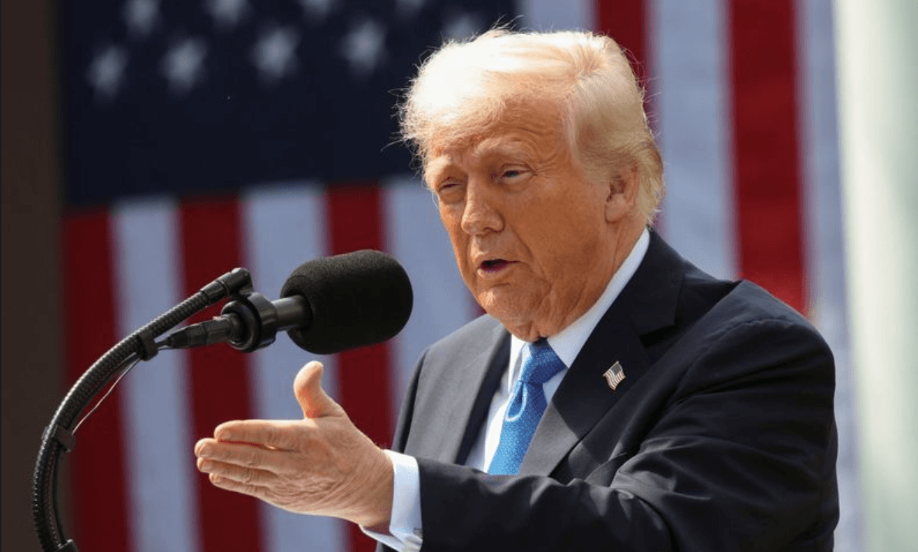 العقود الآجلة الأمريكية تشهد تراجعا بعد تصريحات ترامب بفرض رسوم جمركية على  شركة أبل و أوروبا