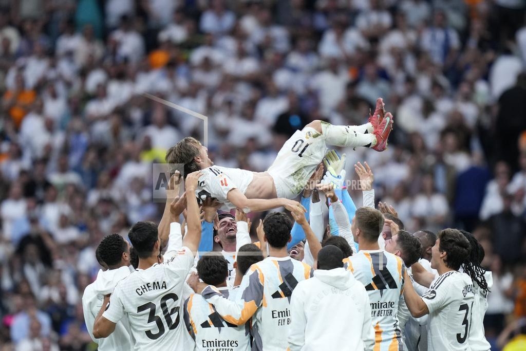 وداع مودريتش وأنشيلوتي.. ريال مدريد يختتم مشواره في الليغا بفوز بنكهة الهزيمة (فيديو)