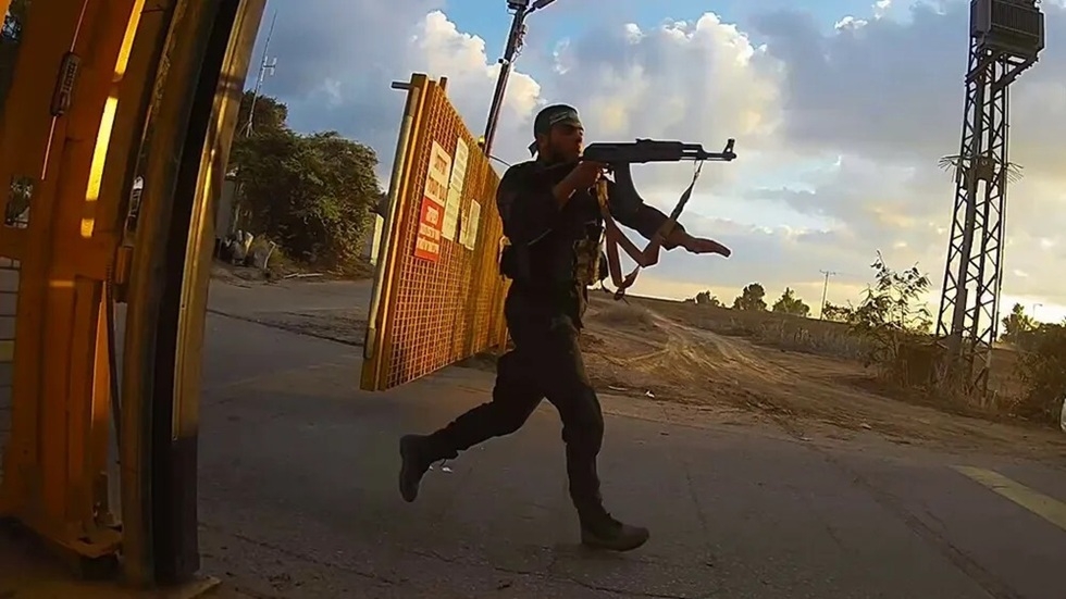 ضابط إسرائيلي كبير يرد على تصريح نتنياهو حول "الصنادل والنعال" ويكشف قدرات كتائب القسام