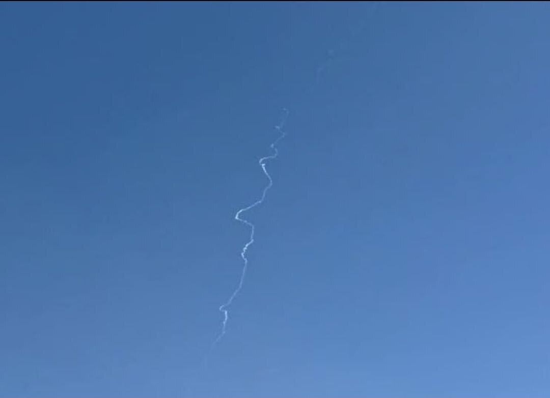الجيش الإسرائيلي يعلن اعتراضه صاروخا أُطلق من اليمن (صورة)