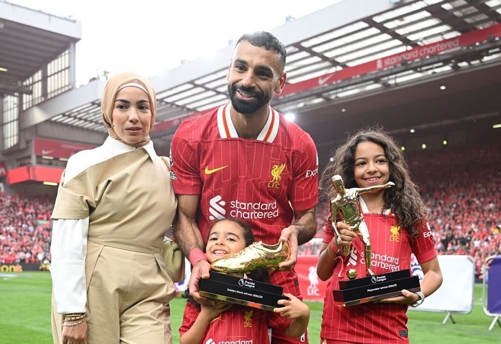شاهد.. محمد صلاح يحتفل مع عائلته بجوائزه