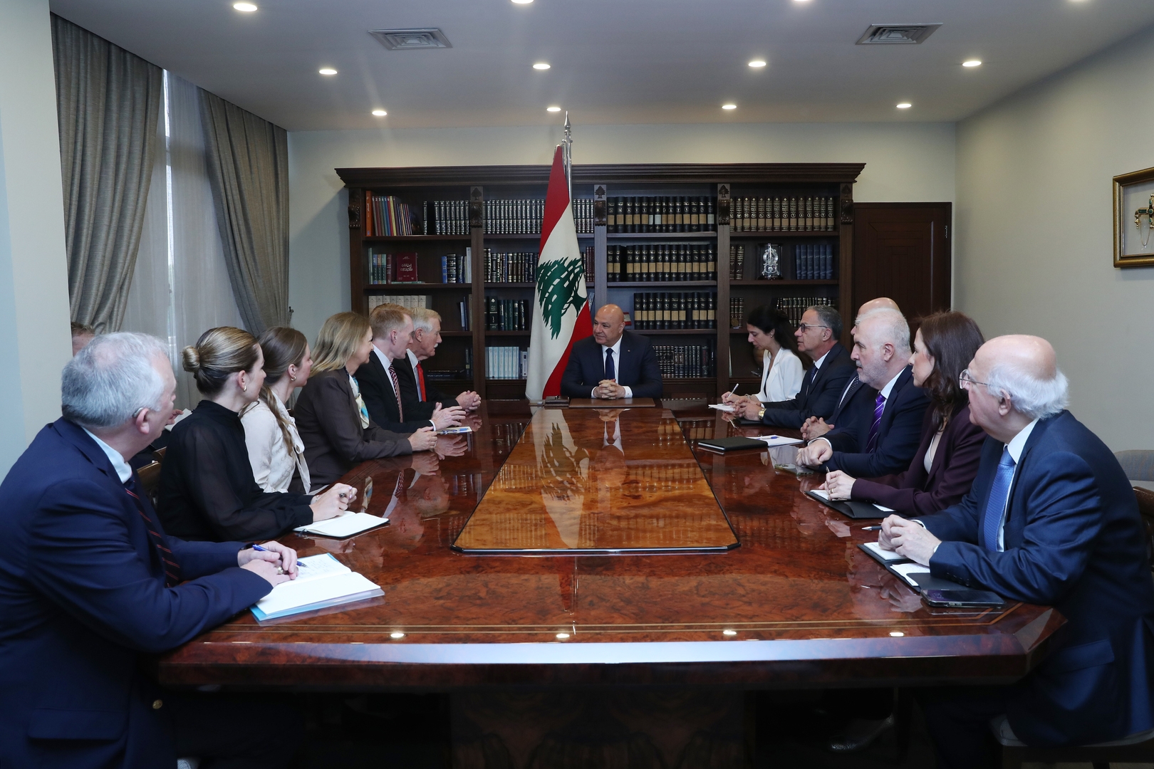 عون يبحث مع وفد أمريكي وضع النازحين السوريين والسلاح الفلسطيني
