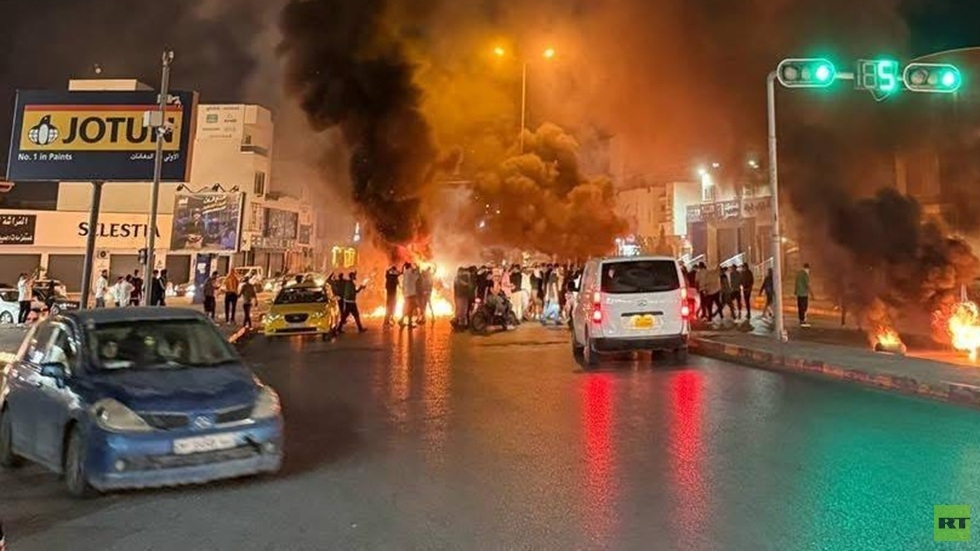 ليبيا.. محتجون يغلقون طرقا حيوية في طرابلس والزاوية مطالبين بإسقاط الأجسام السياسية (فيديو)