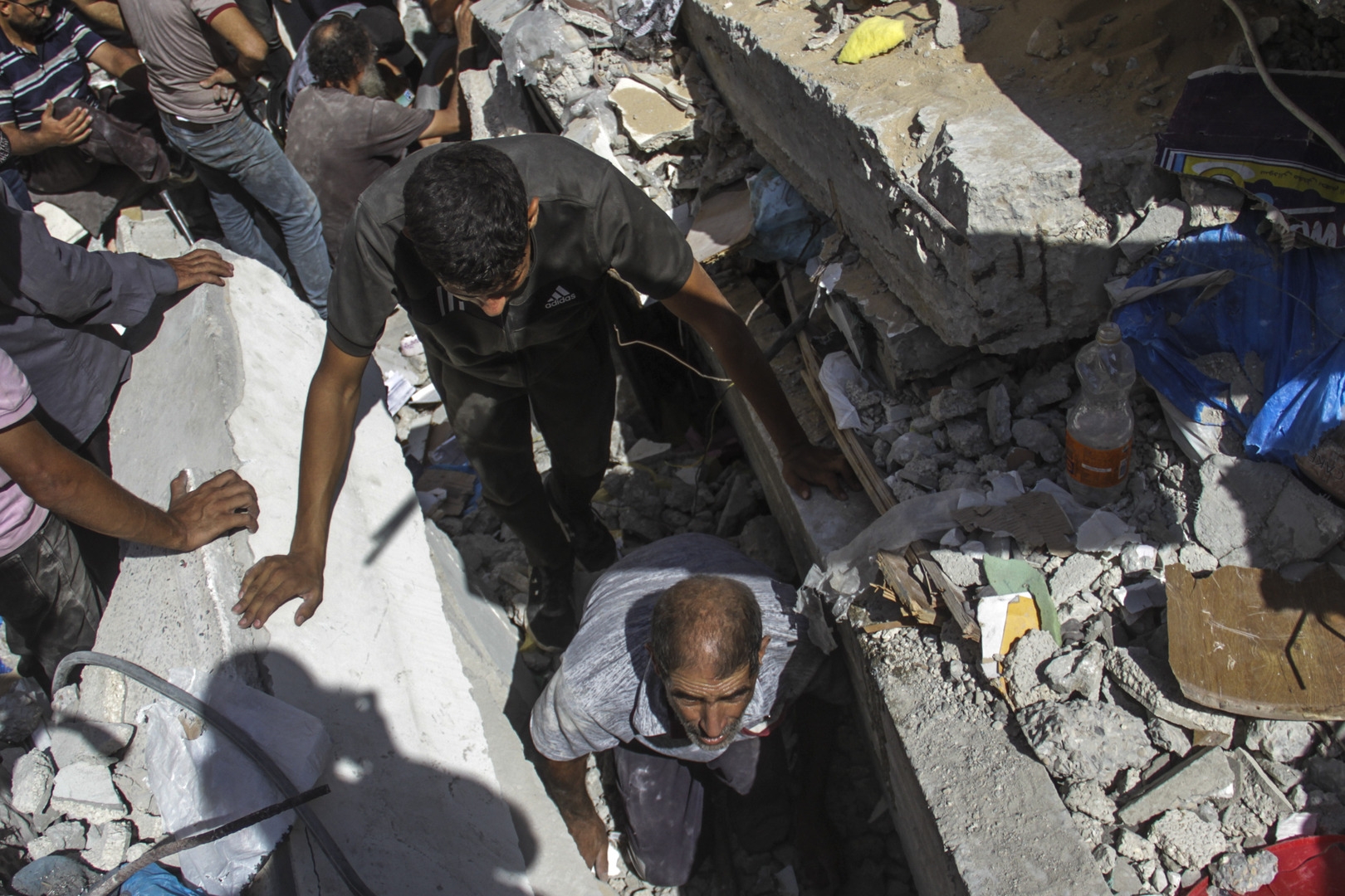 مقتل 13 شخصا في قصف إسرائيلي شمال وجنوب غزة