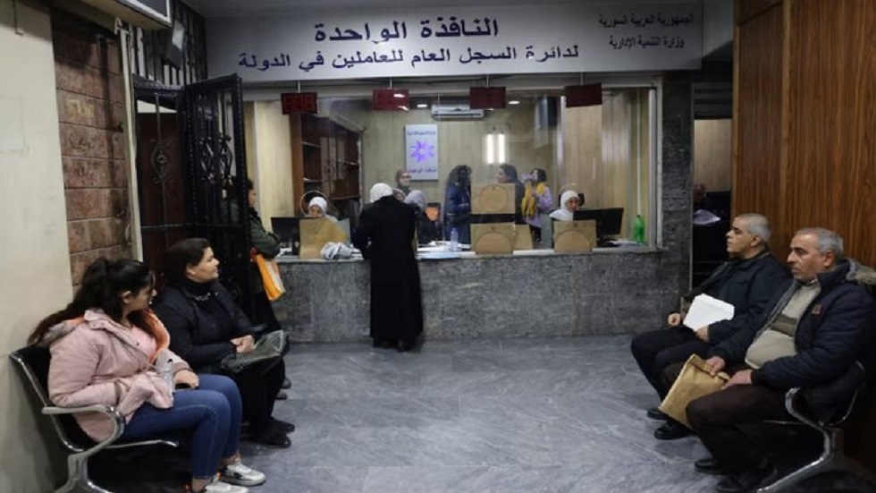 دمشق تبدأ إجراءات إعادة الموظفين المفصولين في عهد الأسد