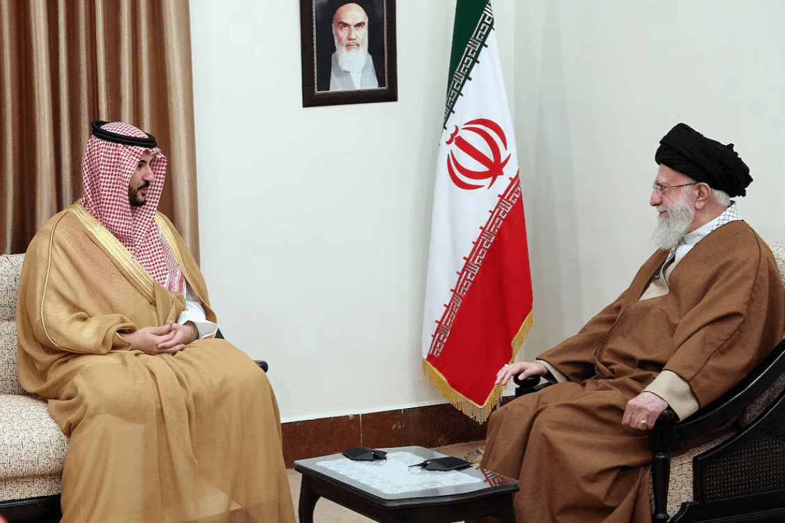رويترز: السعودية حذرت إيران.. "إما الاتفاق مع ترامب وإما الحرب مع إسرائيل"
