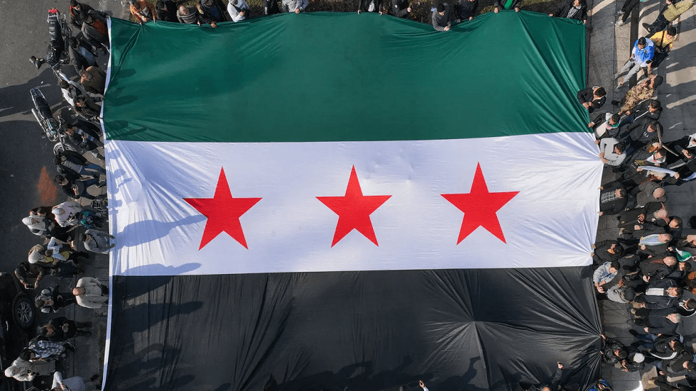 سوريا.. احتجاجات على عودة نجل رئيس مكتب الأسد إلى مسقط رأسه