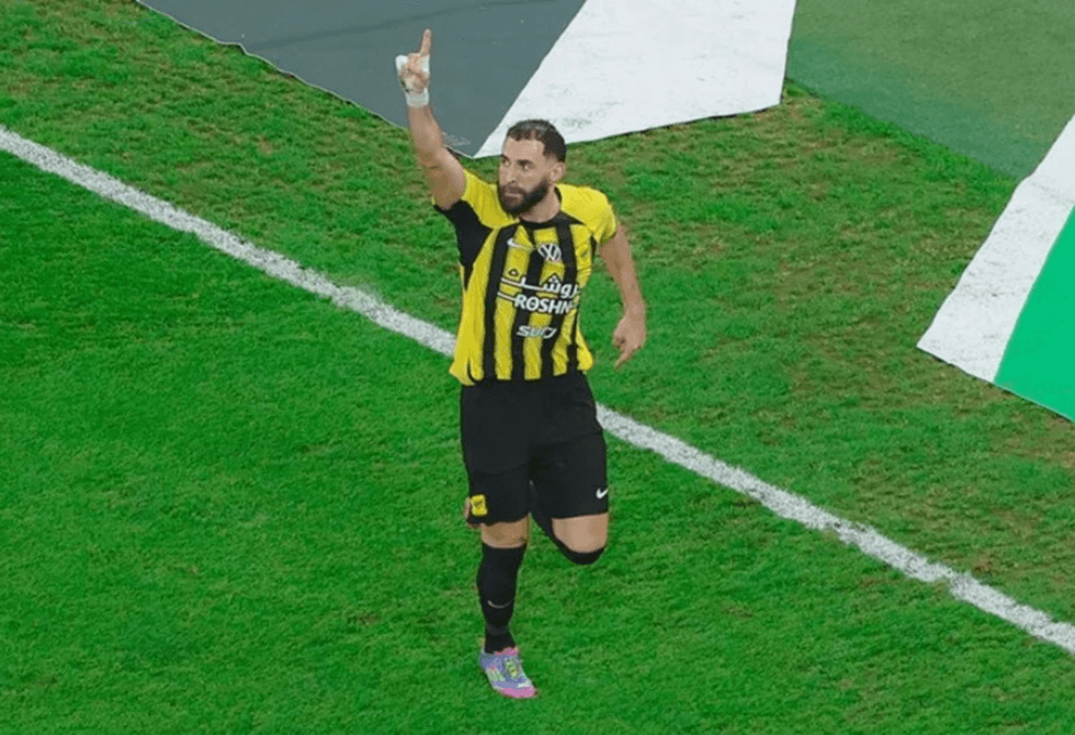 ثنائية بنزيما في شباك القادسية تقود اتحاد جدة للتتويج بكأس السعودية