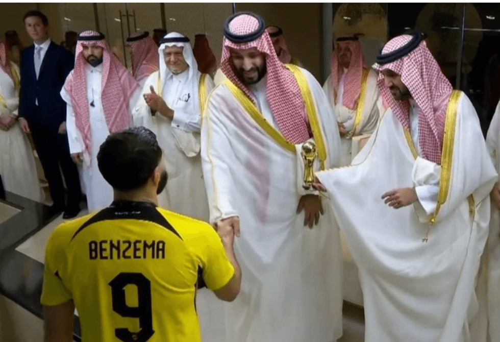 لقطة بين ولي العهد السعودي محمد بن سلمان وبنزيما تشعل تفاعلا واسعا (فيديو وصور)