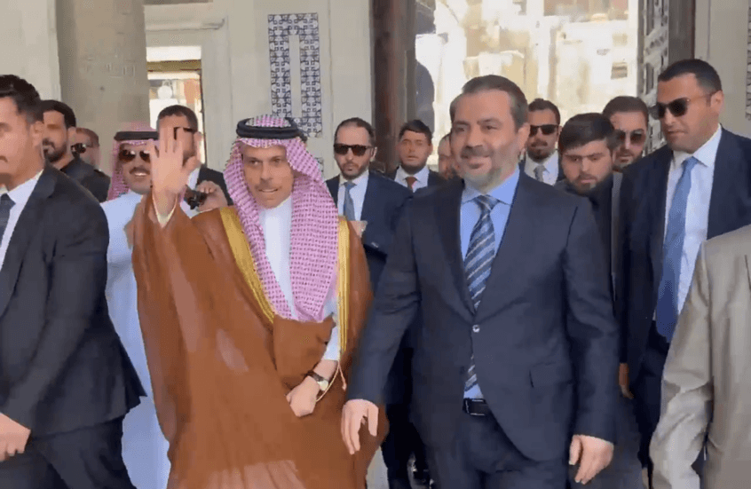 تفاعل كبير.. وزير الخارجية السعودي يؤمّ المصلين بالجامع الأموي الكبير في دمشق (فيديو)