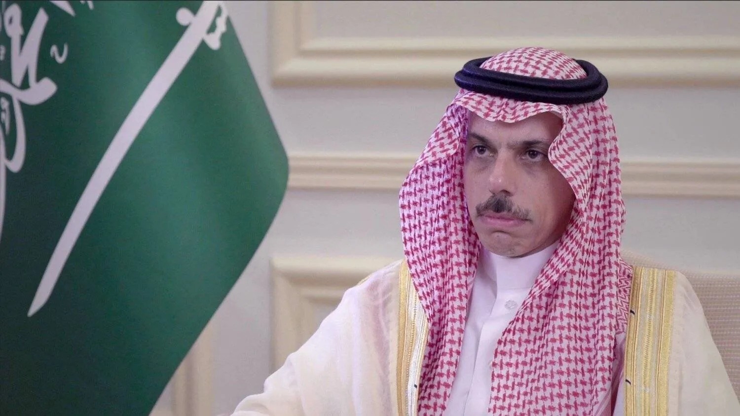 وزير الخارجية السعودي يلفت الأنظار بتعامله اللطيف مع "فتاة الراحة" في دمشق (فيديو)
