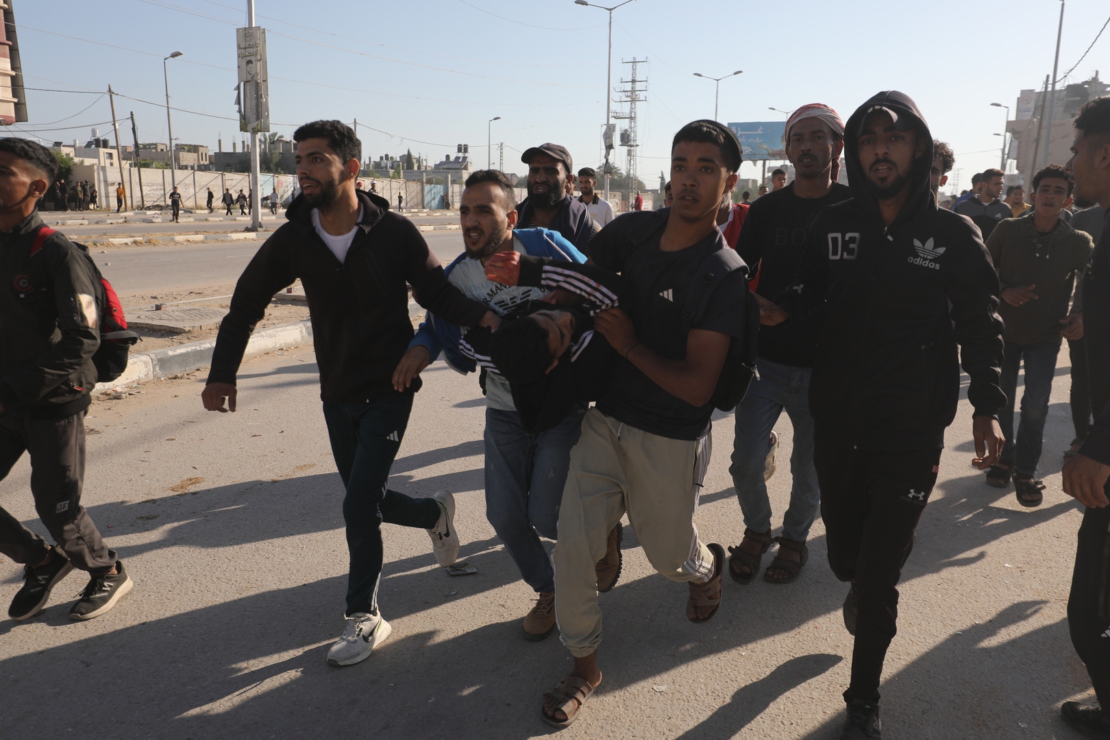 حماس والجيش الإسرائيلي يعلقان على استهداف فلسطينيين أثناء توجههم لاستلام مساعدات في رفح