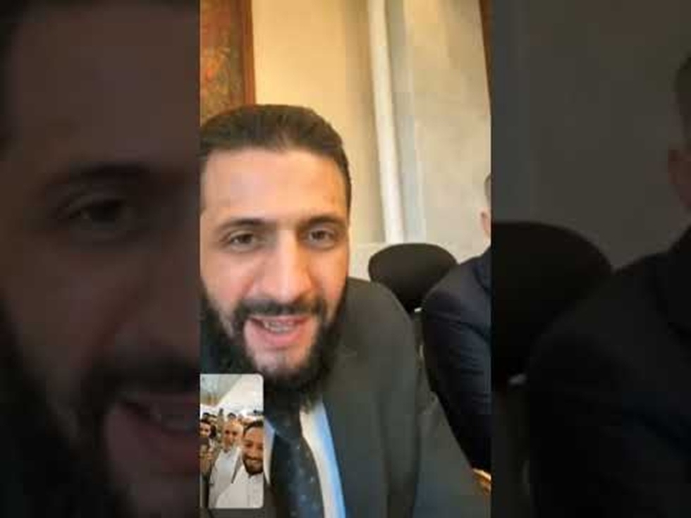 الرئيس الشرع يجري اتصال فيديو مع حجاج سوريين أثناء أداء مناسكهم.. ماذا طلب منهم؟ (فيديو)