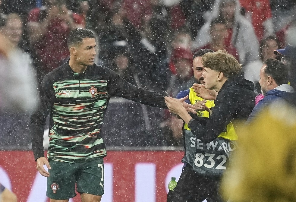 رونالدو "ينجو" من أحد رجال أمن ملعب مباراة البرتغال وألمانيا