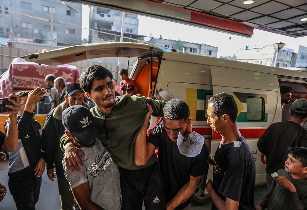 غارات إسرائيلية تستهدف مناطق وسط وجنوب قطاع غزة