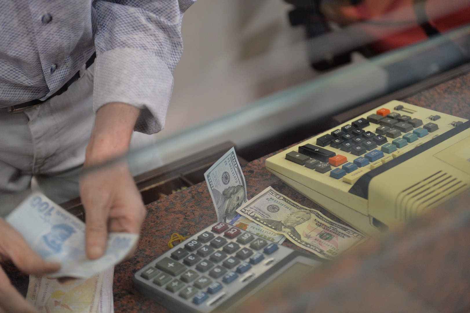 تراجع الليرة التركية عشية العيد