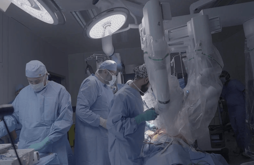 "إنجاز طبي في مكة".. استخدام روبوت في عملية جراحية دقيقة بالقلب
