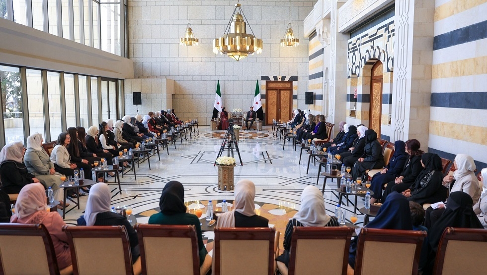 الشرع يشيد خلال استقباله وعقيلته وفدا نسائيا بدور المرأة خلال الثورة ويتحدث عن تجربته الشخصية (صور)