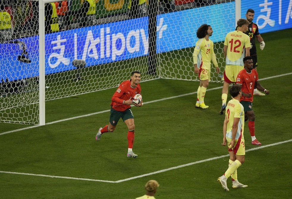دموع الفرح.. رد فعل رونالدو بعد فوز البرتغال بلقب دوري الأمم الأوروبية (فيديو)