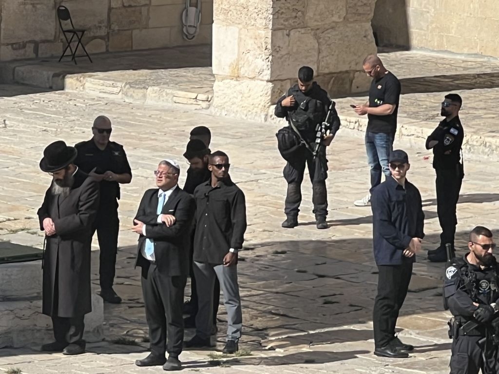 بن غفير يقتحم المسجد الأقصى والجيش الإسرائيلي ينفذ حملة اعتقالات في الضفة