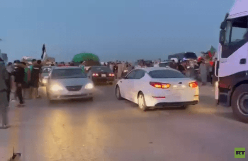 ليبيا.. "قافلة كسر الحصار على غزة" تتراجع من مشارف سرت وتتجه نحو بوقرين قرب مصراتة (فيديو)