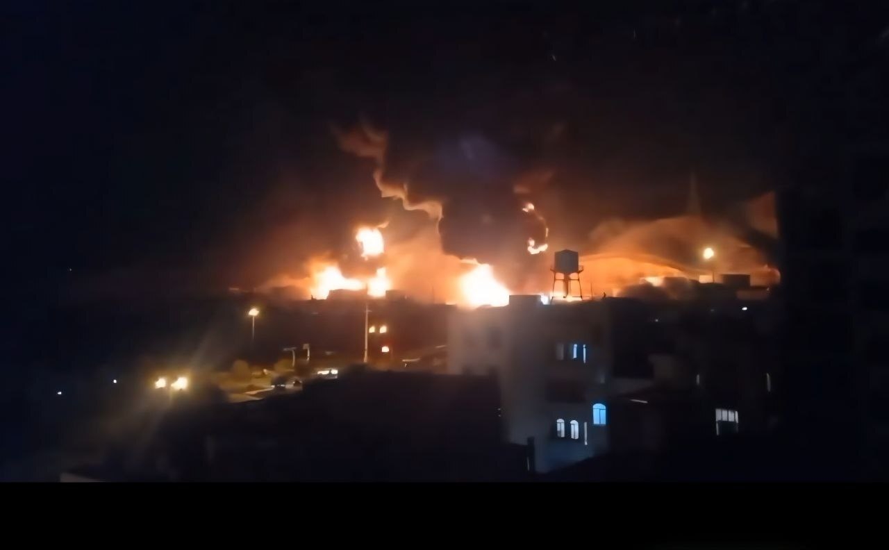 بالفيديو.. حرائق جراء الهجمات الإسرائيلية على مخازن نفط غربي وجنوبي العاصمة طهران