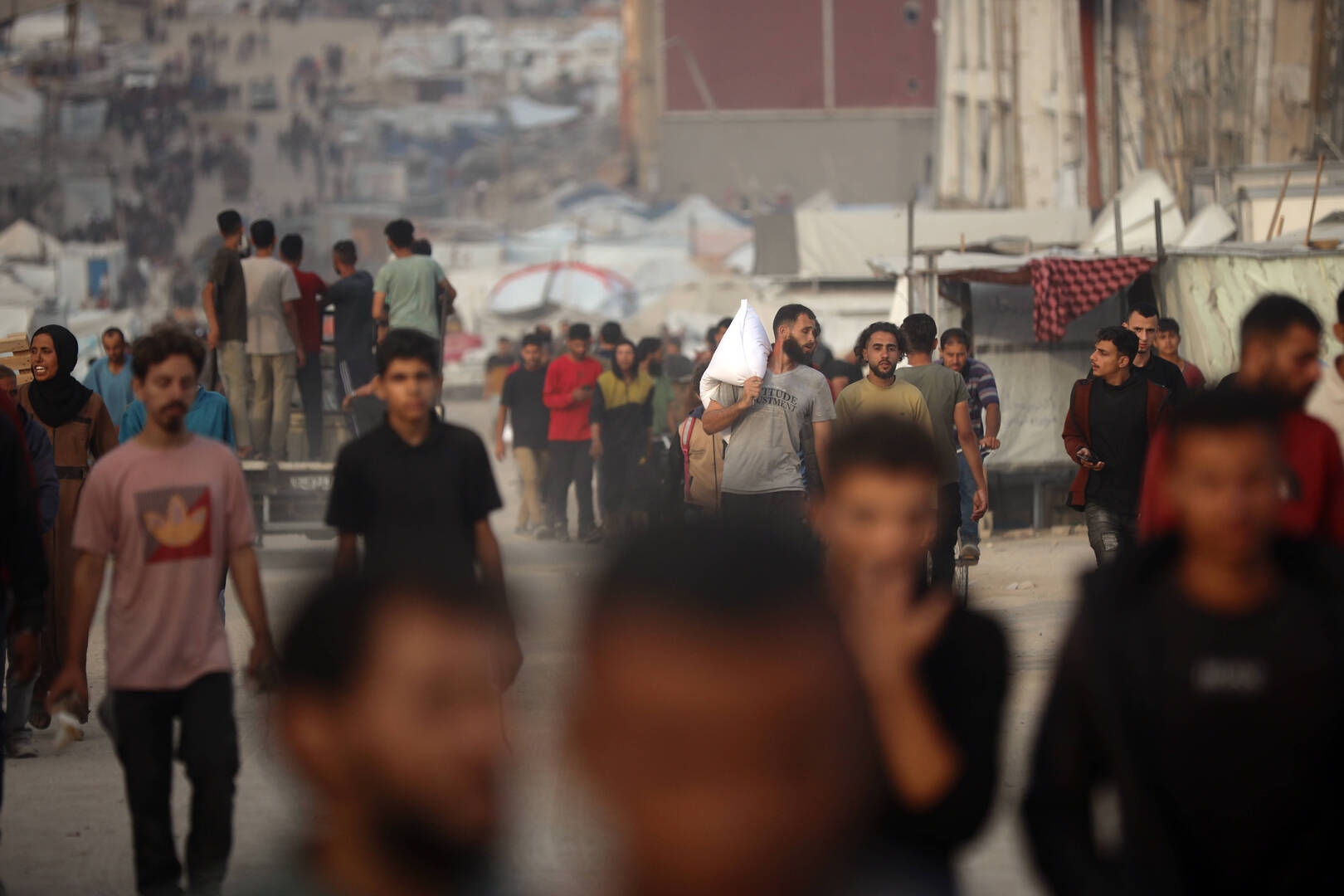 مراسلنا: مقتل وإصابة العشرات بنيران القوات الإسرائيلية قرب نقطة المساعدات في رفح