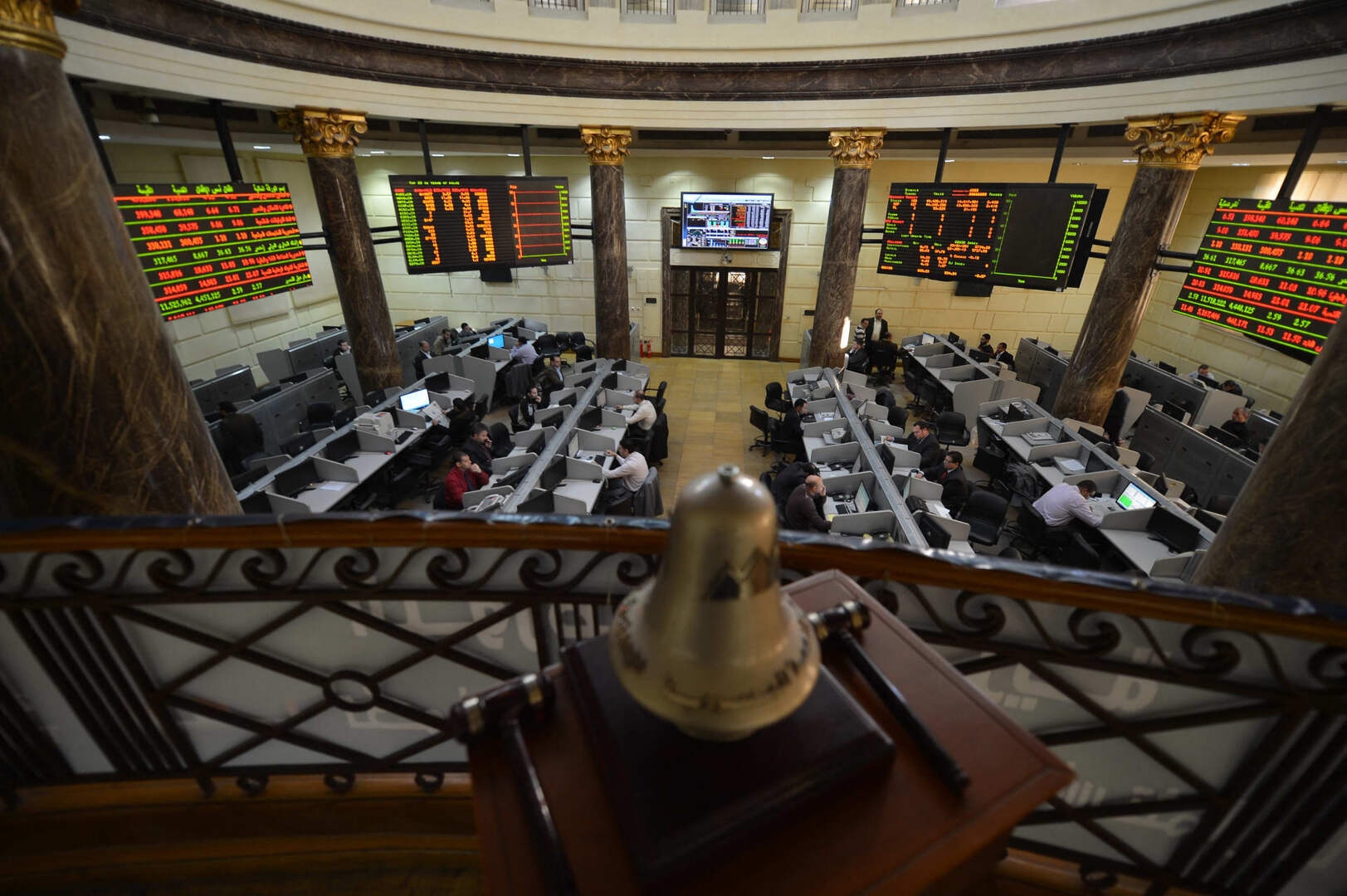 تراجع حاد في البورصة المصرية وارتفاع ملحوظ في أسعار الدولار والذهب