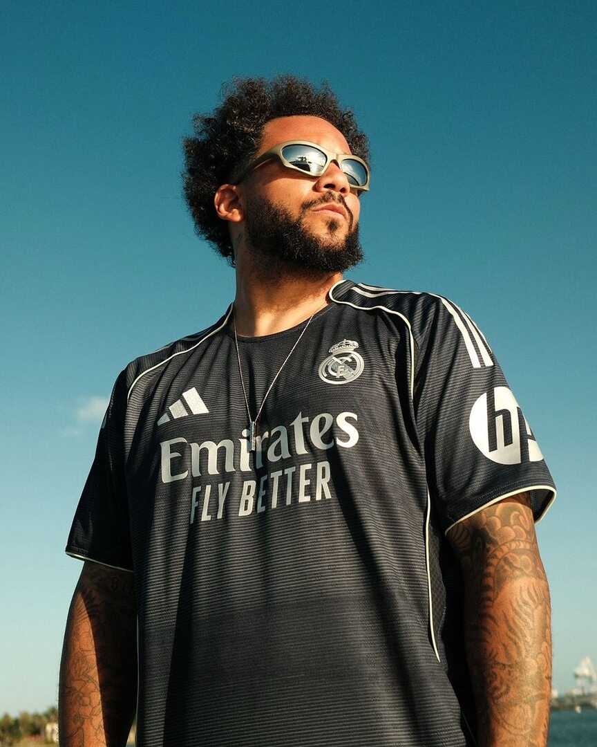 نجم ريال مدريد السابق يكشف سر تألق كريستيانو رونالدو وإمكانية فوز محمد صلاح بالكرة الذهبية (فيديو)