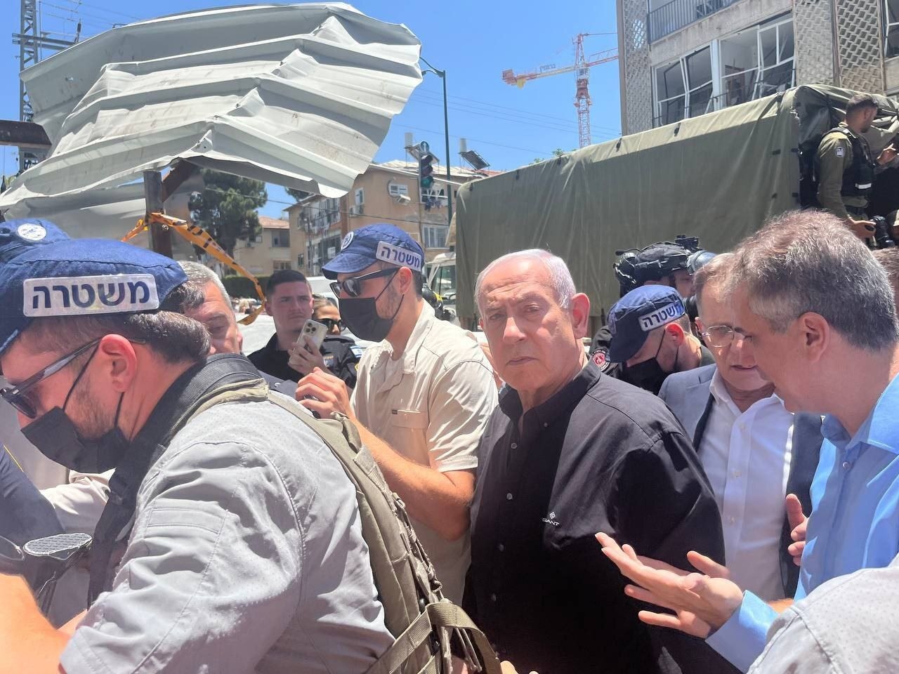نتنياهو من موقع الهجوم الإيراني في بات يام: طهران ستدفع ثمنا باهظا على قتلها المدنيين (فيديو)