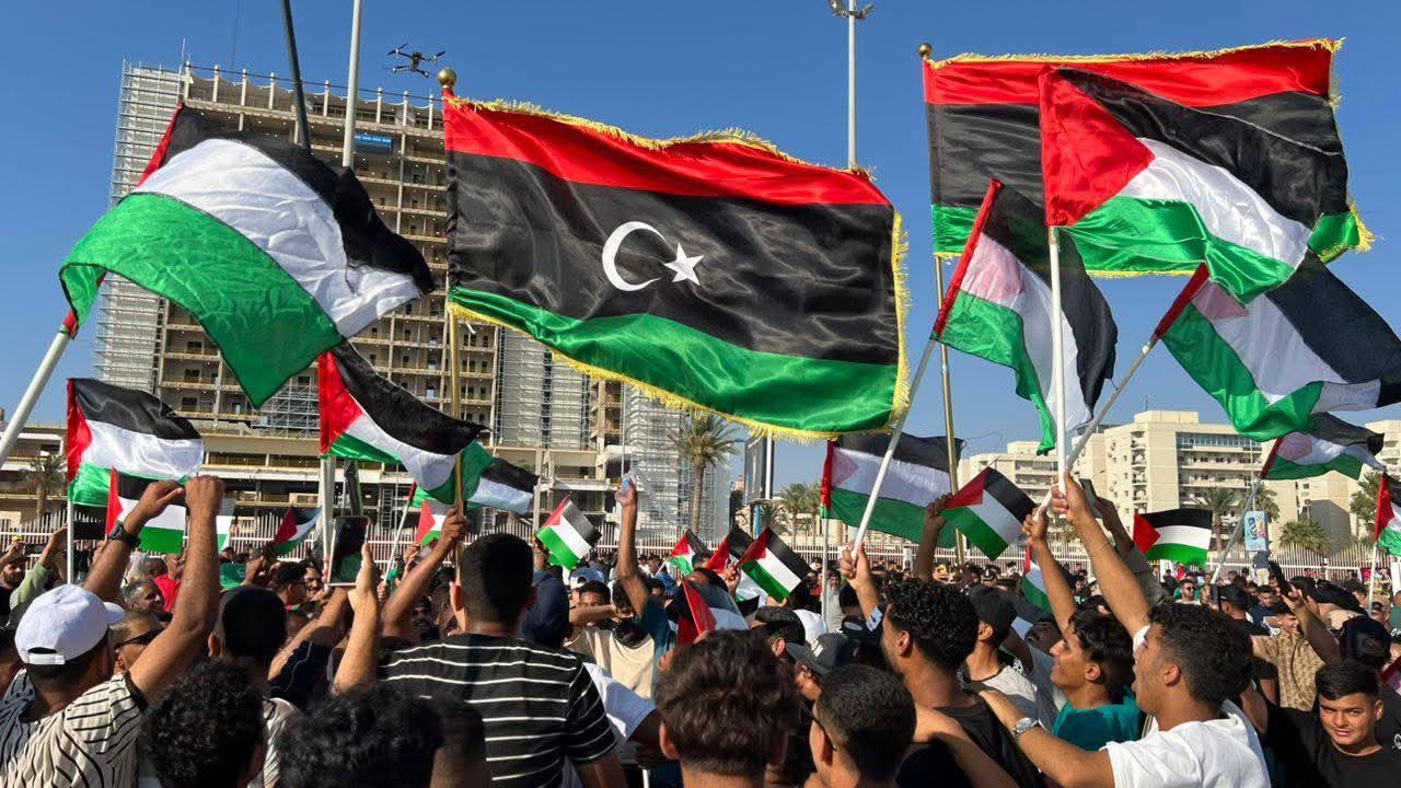 وقفة احتجاجية في بنغازي دعما لغزة واستنكارا لتجاوزات أفراد في قافلة الصمود