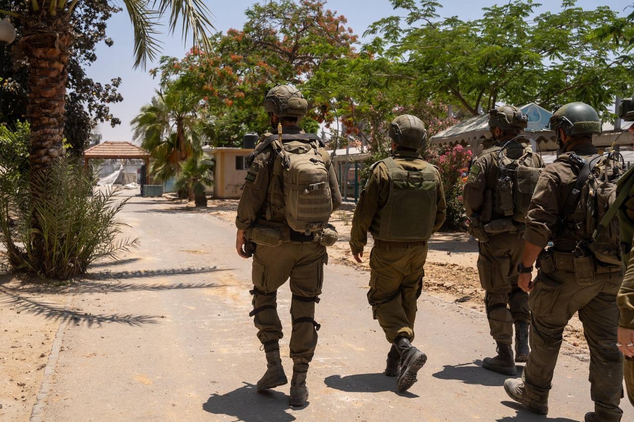 الجيش الإسرائيلي يسحب الفرقة 98 من غزة ويحشد عند حدود مصر والأردن