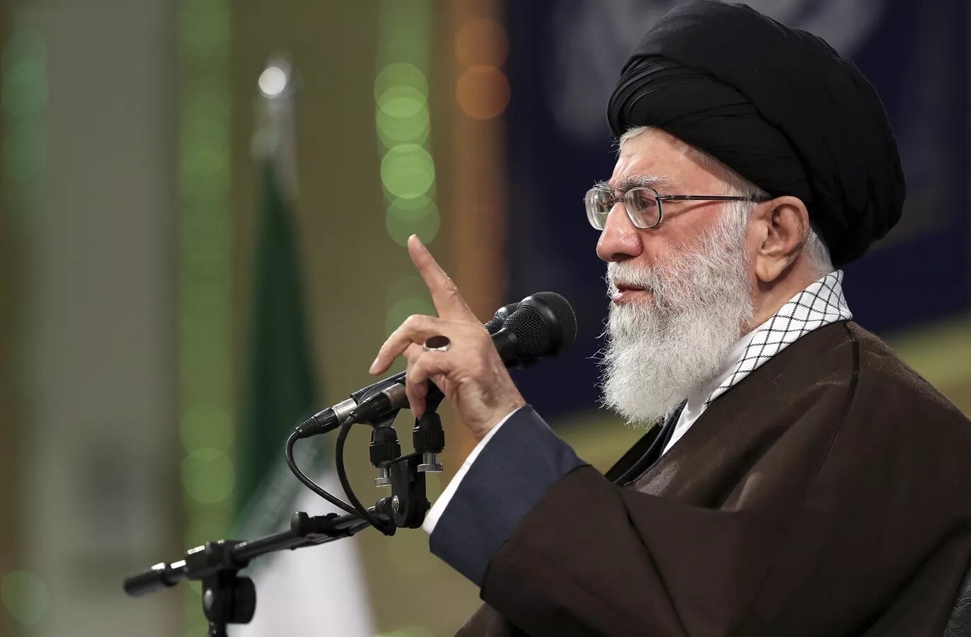 مسؤول إسرائيلي: أنصح خامنئي بتغيير غرفة النوم ليلا!