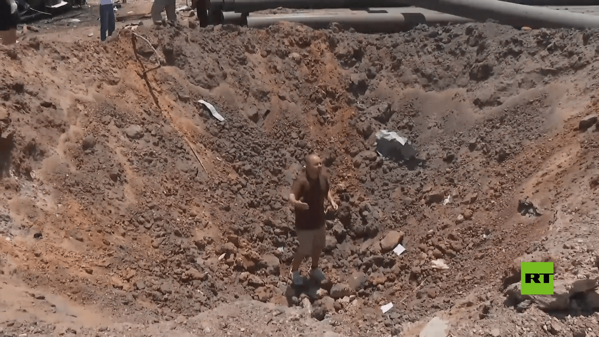 ظهور حفرة عميقة في هرتسليا وسط إسرائيل عقب الهجوم الصاوخي الإيراني