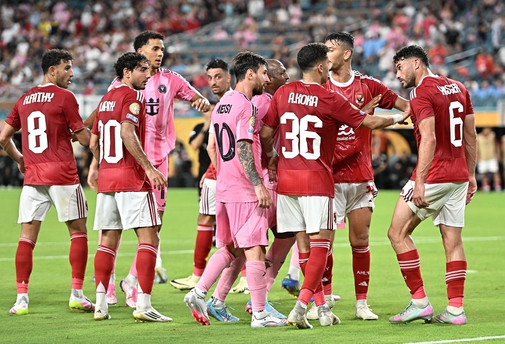 مفاجأة..  لاعبو الأهلي تعرضوا للضرب والشتم من قبل ميسي وزملائه (فيديو)