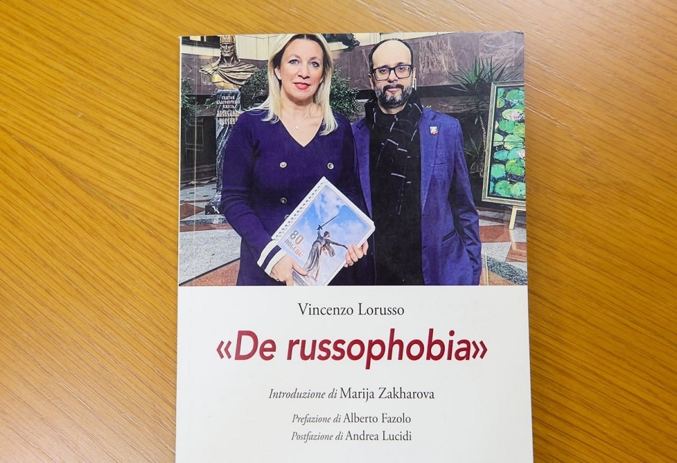 زاخاروفا تكتب مقدمة لكتاب إيطالي يكشف هوس الغرب بـ"الروسوفوبيا" (صور)