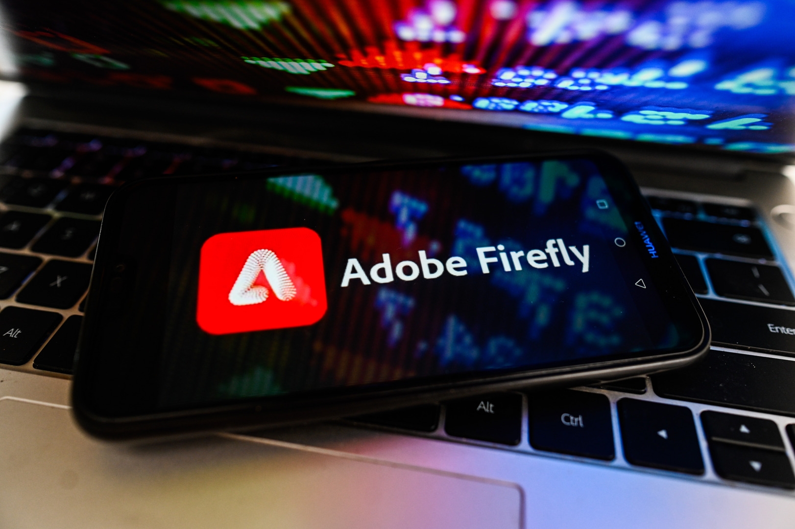 Adobe Firefly المطوّر مع الذكاء الاصطناعي يصل إلى الهواتف الذكية