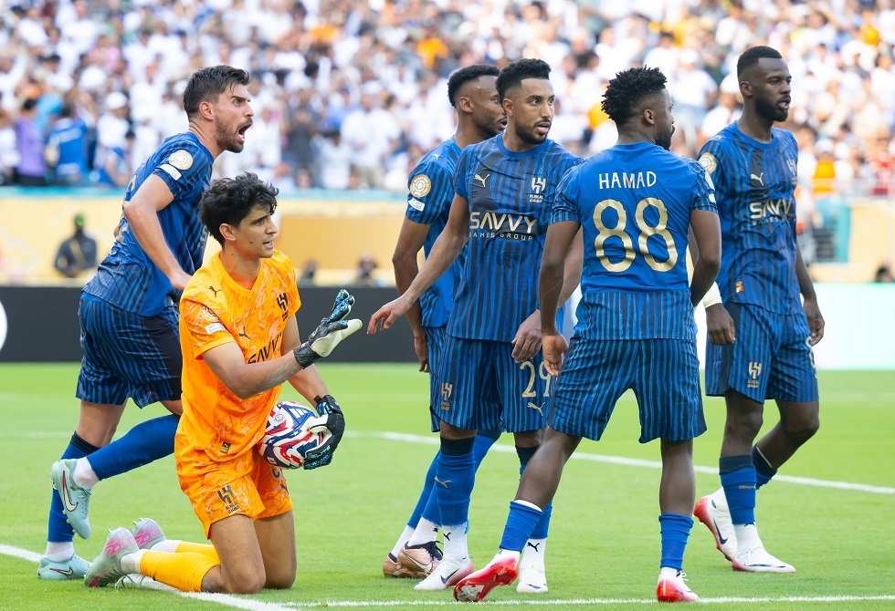 وقع في المحظور.. الحكم يطبق "القانون الجديد" على ياسين بونو حارس الهلال