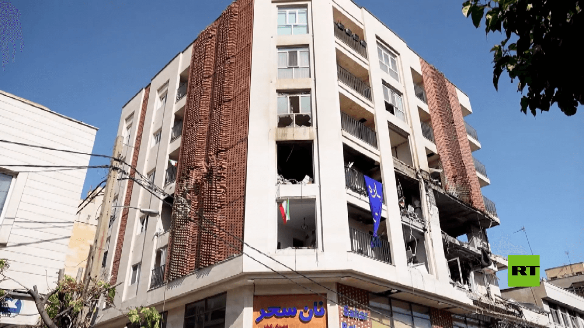 آثار الدمار على مبنى سكني في طهران زعم الجيش الإسرائيلي أنه استهدف فيه عالما نوويا إيرانيا