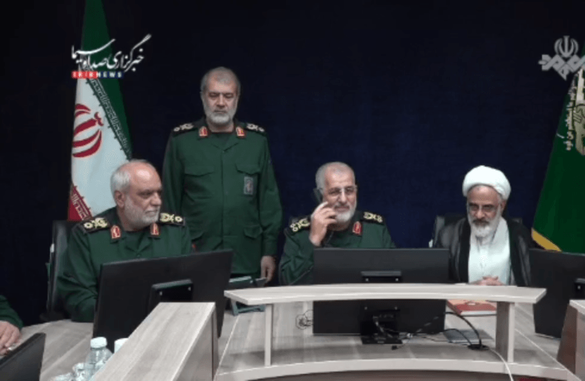 لحظة إعلان القائد العام للحرس الثوري الإيراني عن شفرة عملية "بشائر الفتح" (فيديو)
