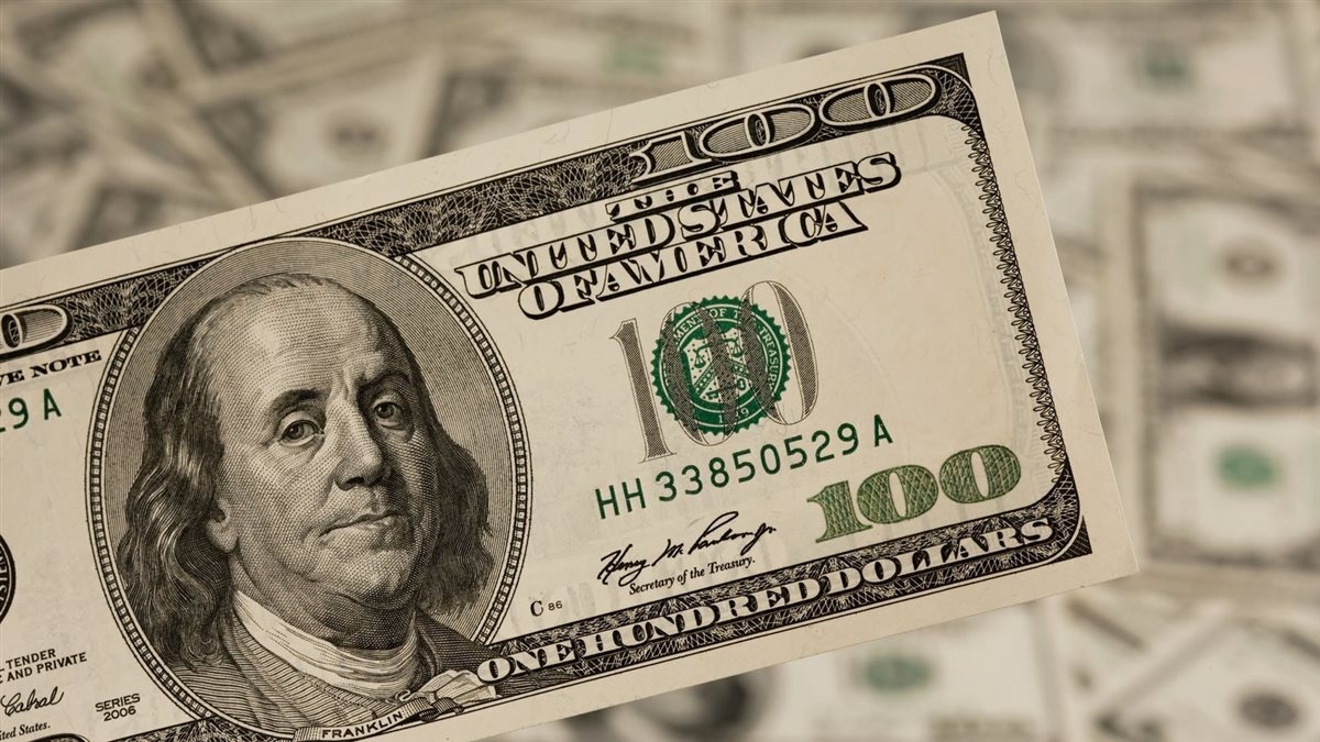 خبير مصري يتوقع انخفاض سعر الدولار أمام الجنيه المصري